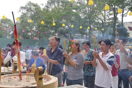 Nô nức lễ chùa ngày đầu năm ảnh 1